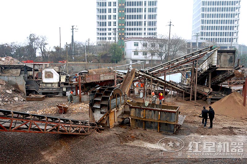 移動式建筑垃圾破碎機(jī)加工現(xiàn)場